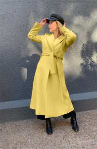 abrigo amarillo, foto frontal
