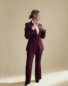 Traje mujer entallado lana burdeo elegante formal