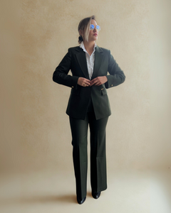 Traje verde olivo formal mujer entallado